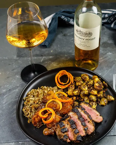 Troon Orange wine served with duck breast – Foto: Jmb5121 (CC BY 4.0)