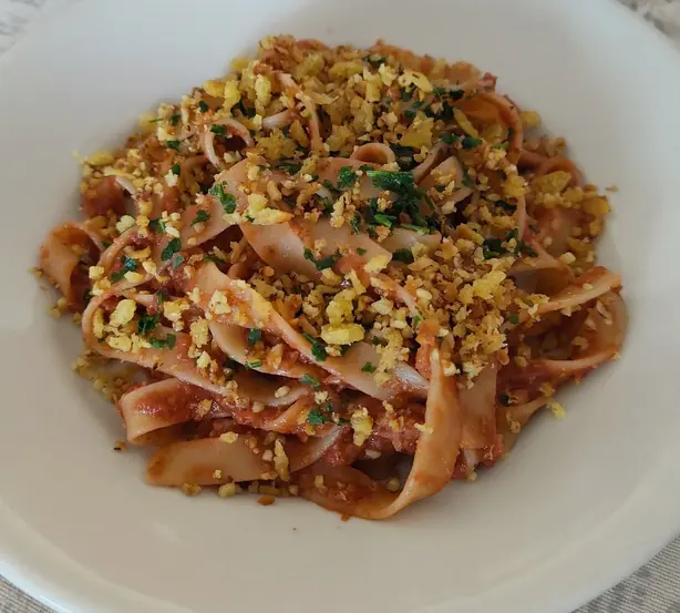 Foto von Shtridhël – Traditionelle handgezogene Arbëreshë-Pasta – fertig angerichtet