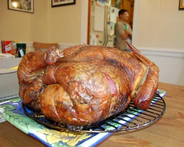 Foto von Turducken (Puten-Enten-Hähnchen-Braten) – fertig angerichtet