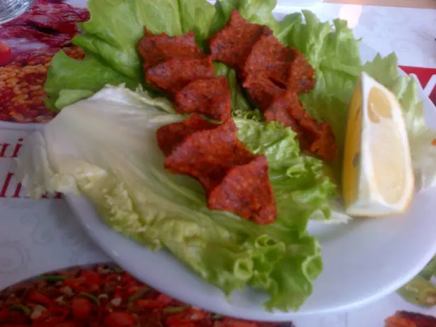 Foto von Çiğ Köfte (Würzige vegane Bulgur-Bällchen) – fertig angerichtet