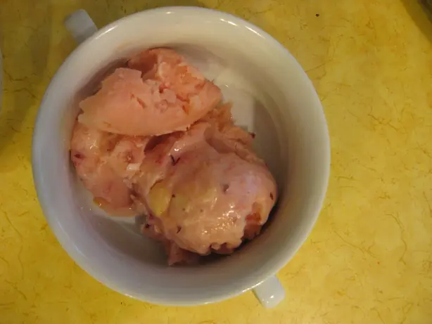 Foto von Klassisches Tutti-Frutti-Eis – fertig angerichtet