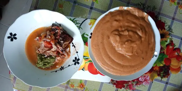 Foto von Amiwo (Rote Maispaste aus Benin) – fertig angerichtet