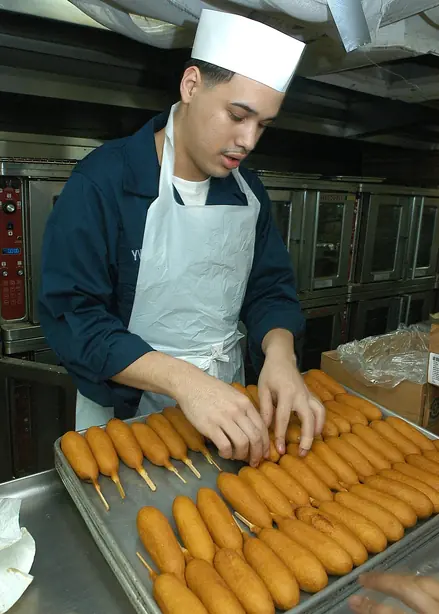 Foto von Klassische amerikanische Corn Dogs – fertig angerichtet