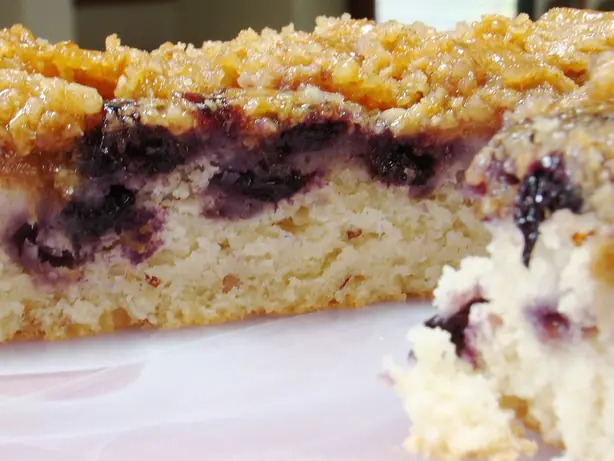 Foto von Amerikanischer Coffee Cake mit Sauerrahm und Zimtstreuseln – fertig angerichtet