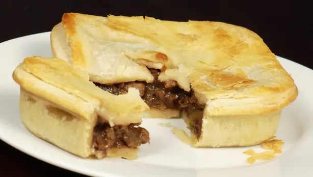 Foto von Klassische Fleischpastete (Savory Meat Pie) – fertig angerichtet