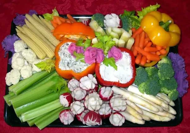 Foto von Klassische französische Crudités mit cremigem Kräuter-Dip – fertig angerichtet