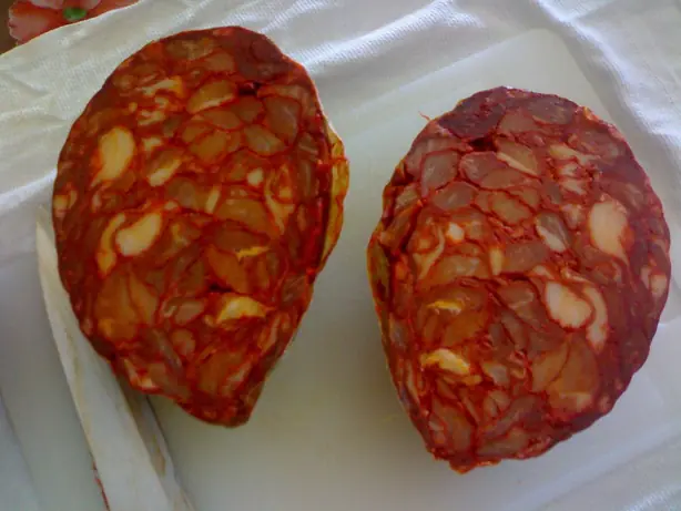 Foto von Ventricina del Vastese (Traditionelle Abruzzesische Salami) – fertig angerichtet