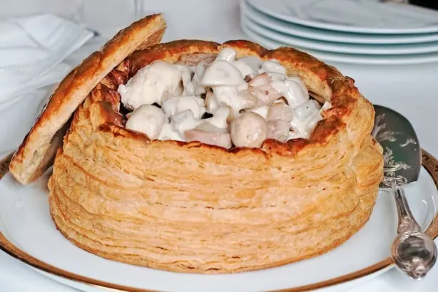 Foto von Klassische Vol-au-vents mit cremiger Pilz-Hühnchen-Füllung – fertig angerichtet