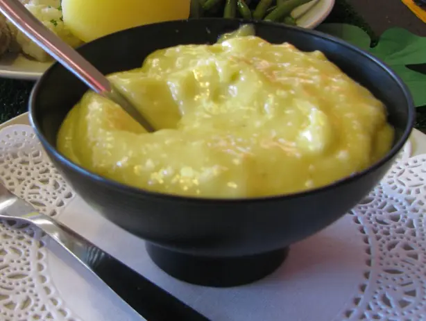 Foto von Traditionelle mediterrane Aioli (Allioli) – fertig angerichtet