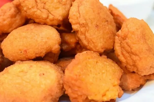 Foto von Brasilianische Acarajé (Knusprige Bohnenbällchen mit Garnelenfüllung) – fertig angerichtet