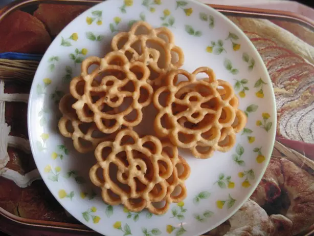 Foto von Indische Rosenkekse (Achappam) – fertig angerichtet
