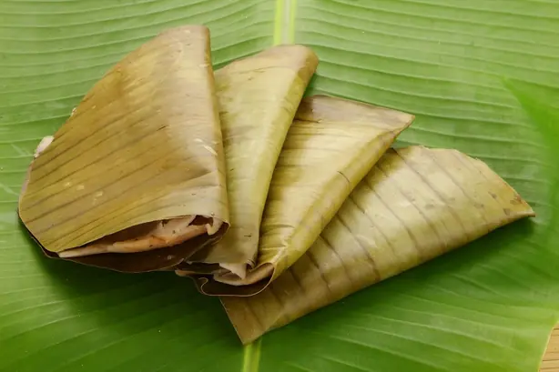 Foto von Ela Ada (Süße indische Reisteigtaschen im Bananenblatt) – fertig angerichtet