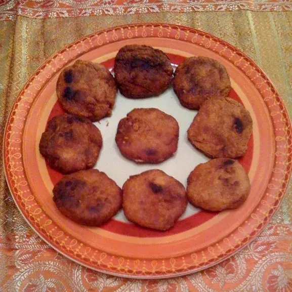 Foto von Adhirasam (Südindisches Reismehl-Jaggery-Gebäck) – fertig angerichtet