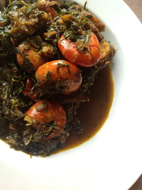 Foto von Afang-Suppe (Traditionelle nigerianische Gemüsesuppe) – fertig angerichtet