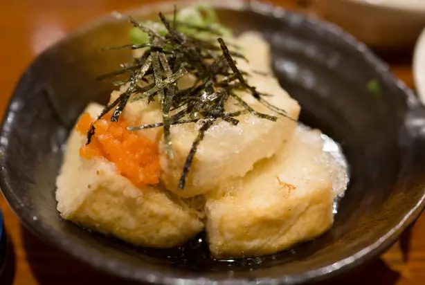 Foto von Agedashi Tofu (Knusprig frittierter Seidentofu in Dashi-Sud) – fertig angerichtet