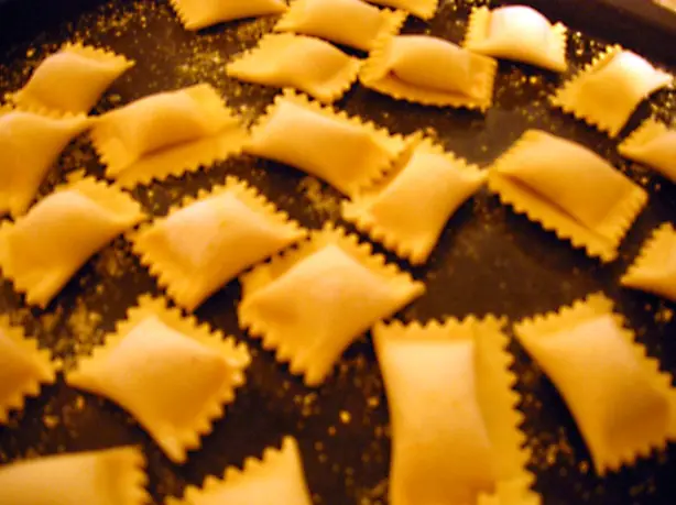 Foto von Agnolotti del Plin mit Salbeibutter – fertig angerichtet