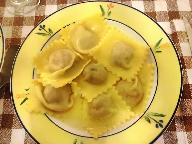 Foto von Agnolotti Pavesi – Traditionelle gefüllte Pasta aus Pavia – fertig angerichtet