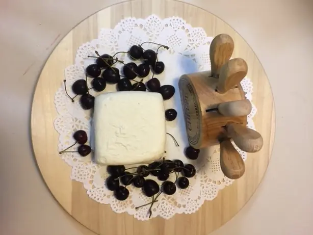 Foto von Hausgemachter Akkawi-Käse (Acre-Käse) – fertig angerichtet