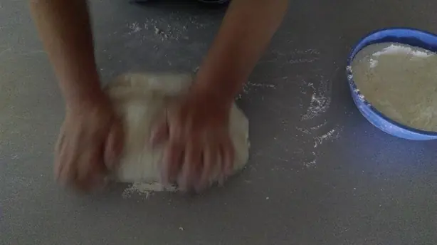 Foto von Traditioneller albanischer Lakror (Byrek me perime) – fertig angerichtet
