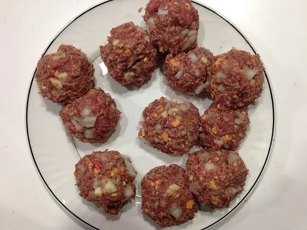 Foto von Klassische spanische Albóndigas in würziger Tomatensoße – fertig angerichtet