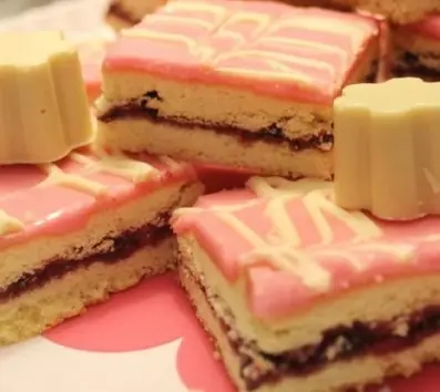 Foto von Alexandertorte (Lettischer Himbeer-Klassiker) – fertig angerichtet