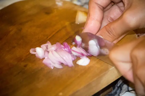 Woman chopping shallots – Foto: Crisco 1492 (CC BY-SA 4.0)