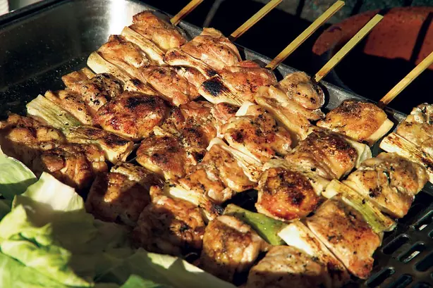 Foto von Klassisches Yakitori (Japanische Hähnchenspieße) – fertig angerichtet