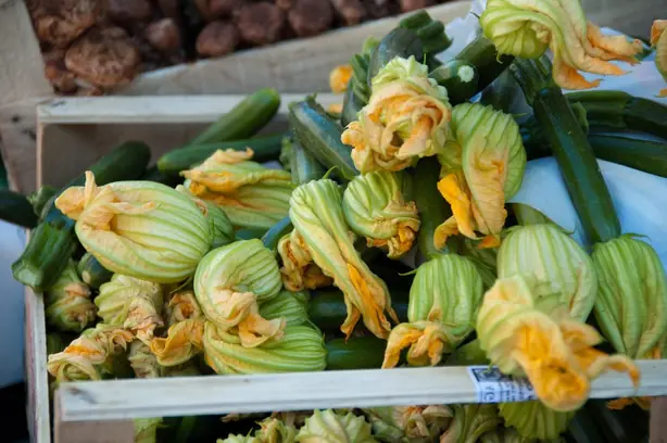 Zucchini and blossoms at market on Fondamenta Sant Anna, Castello (6293030821) – Foto: Paul Asman and Jill Lenoble (CC BY 2.0)